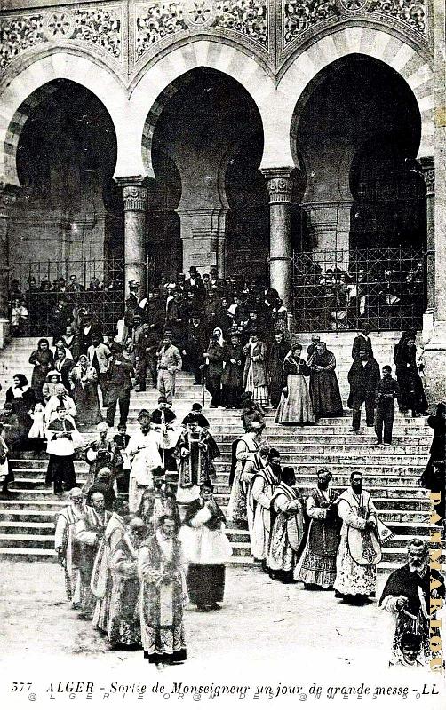 2365- Alger - Cathedrale - Sortie de Messe.jpg